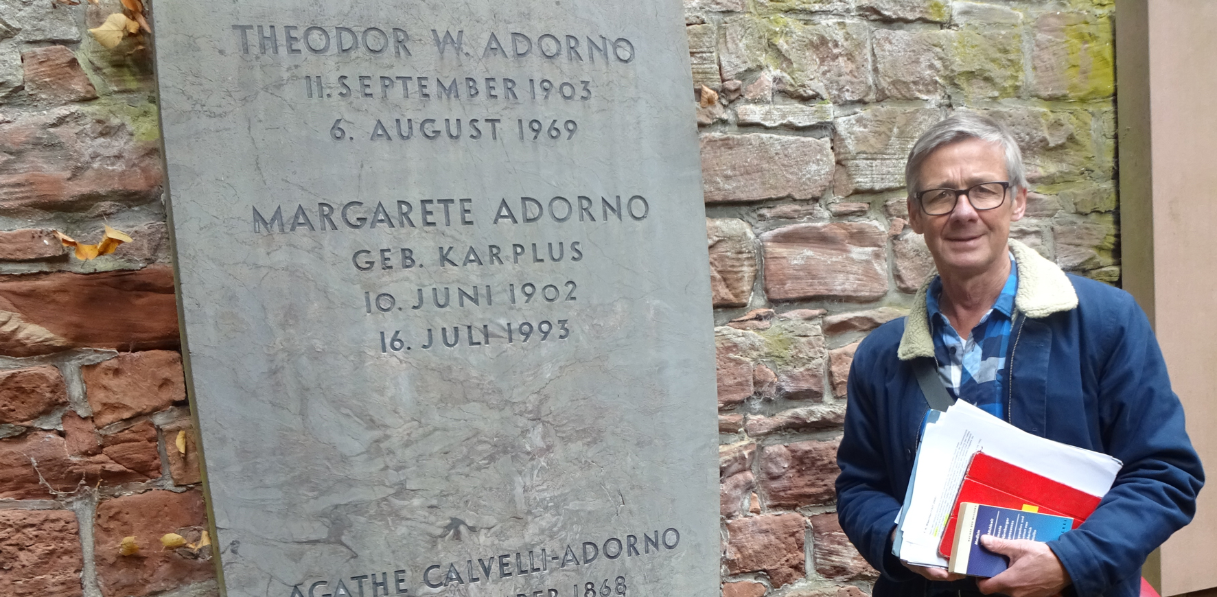 Am Grab von Theodor W. Adorno auf dem Frankfurter Hauptfriedhof